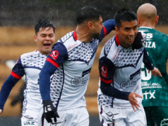 Futbolistas de Deportes Recoleta celebran tras anotarle un gol a Santiago Wanderers durante la temporada 2023.