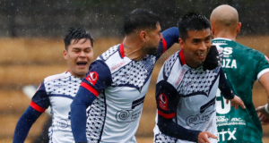 Futbolistas de Deportes Recoleta celebran tras anotarle un gol a Santiago Wanderers durante la temporada 2023.