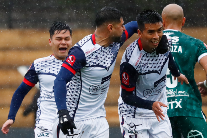Futbolistas de Deportes Recoleta celebran tras anotarle un gol a Santiago Wanderers durante la temporada 2023.