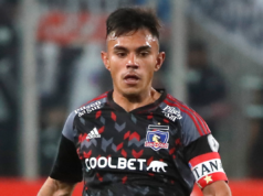 Vicente Pizarro en pleno partido de Colo-Colo durante la temporada 2023 porta la jineta de capitán.