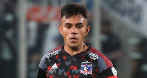 Vicente Pizarro en pleno partido de Colo-Colo durante la temporada 2023 porta la jineta de capitán.