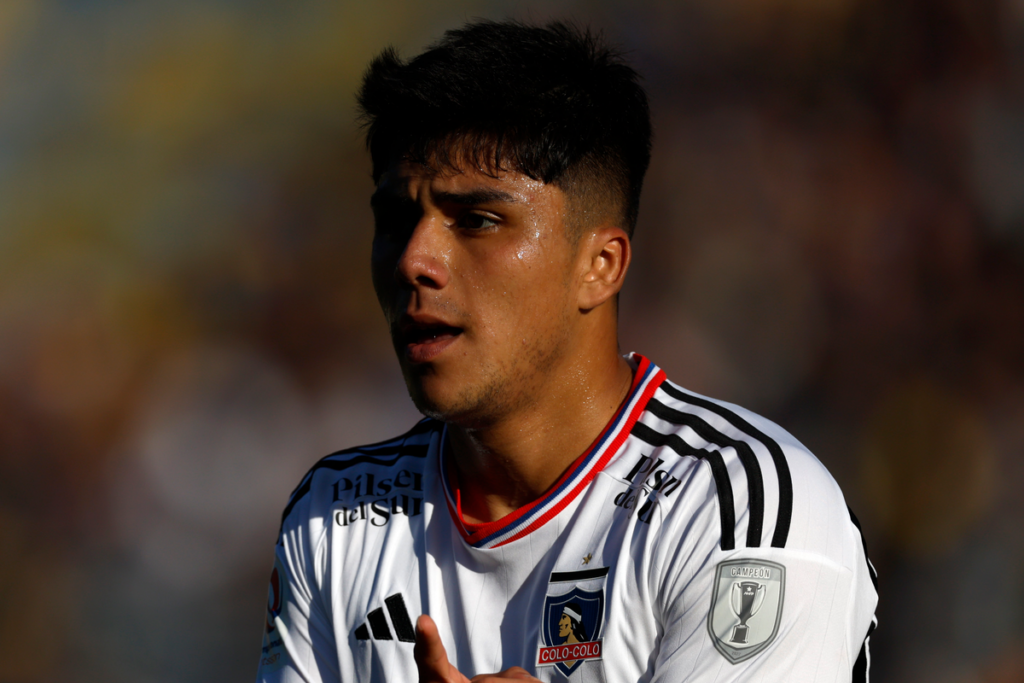 Damián Pizarro con la mirada atenta mientras defiende la camiseta de Colo-Colo.