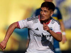 Leonardo GIl en medio de un partido con la camiseta de Colo-Colo durante la temporada 2023.
