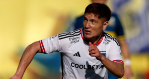 Leonardo GIl en medio de un partido con la camiseta de Colo-Colo durante la temporada 2023.