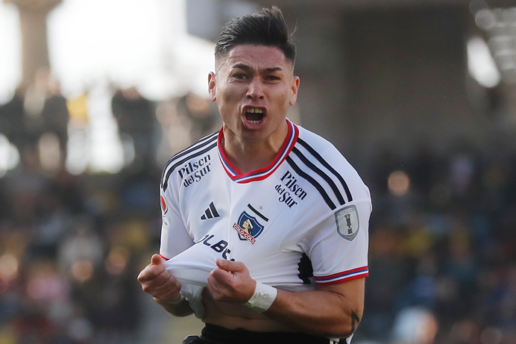 Óscar Opazo celebrando eufórico un gol con la camiseta de Colo-Colo ante Coquimbo Unido durante la temporada 2023.