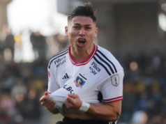 Óscar Opazo celebrando eufórico un gol con la camiseta de Colo-Colo ante Coquimbo Unido durante la temporada 2023.