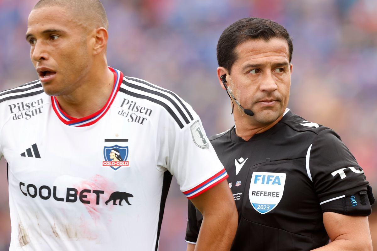 Felipe González con la mirada fija en un objetivo mientras dirige el Superclásico 194 del fútbol chileno entre Colo-Colo y Universidad de Chile.