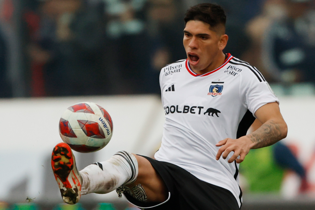 Carlos Palacios dominando un balón con la camiseta de Colo-Colo durante el Superclásico 194 del fútbol chileno.