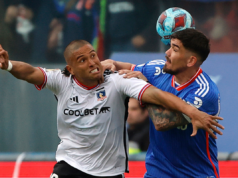 Leandro Benegas y Luis Casanova disputan un balón en pleno Superclásico entre Colo-Colo y Universidad de Chile.