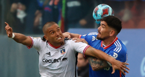 Leandro Benegas y Luis Casanova disputan un balón en pleno Superclásico entre Colo-Colo y Universidad de Chile.