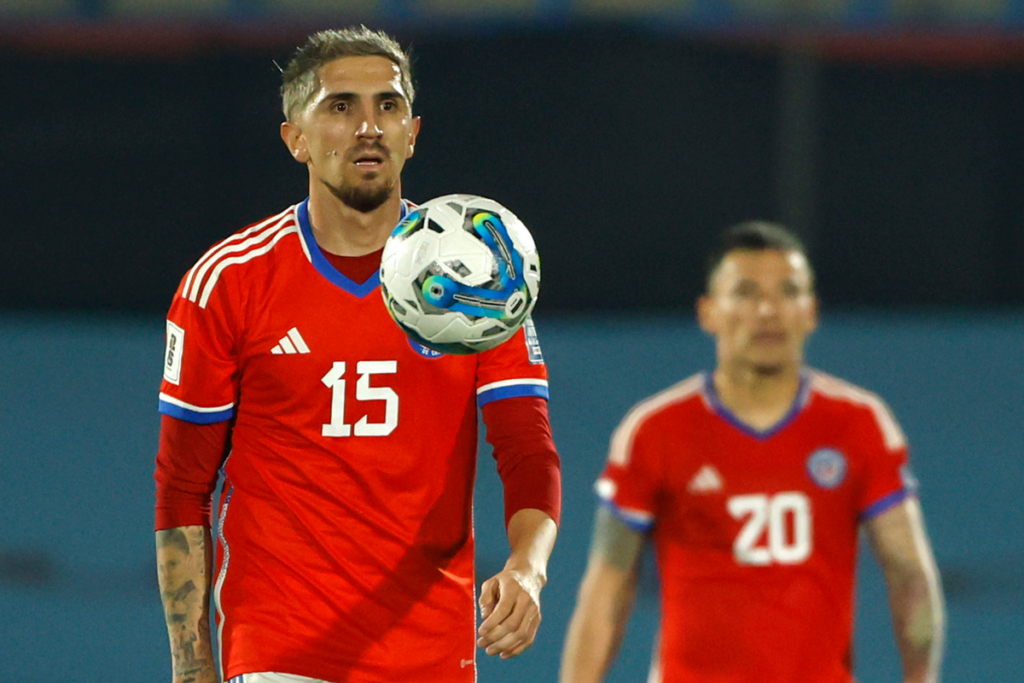 Diego Valdés con cara cabizbaja mientras defiende la camiseta de la Selección Chilena en la derrota 1-3 ante Uruguay en el inicio de las Eliminatorias Sudamericana rumbo al Mundial del 2026.