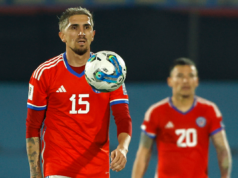 Diego Valdés con cara cabizbaja mientras defiende la camiseta de la Selección Chilena en la derrota 1-3 ante Uruguay en el inicio de las Eliminatorias Sudamericana rumbo al Mundial del 2026.