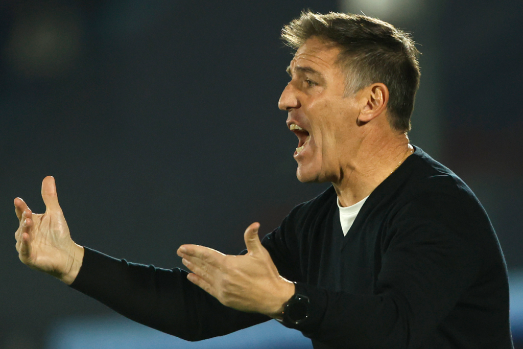 Eduardo Berizzo entregando instrucciones en su rol como entrenador de la Selección Chilena.