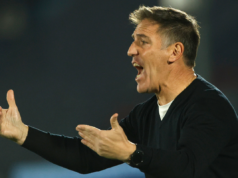 Eduardo Berizzo entregando instrucciones en su rol como entrenador de la Selección Chilena.