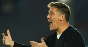 Eduardo Berizzo entregando instrucciones en su rol como entrenador de la Selección Chilena.