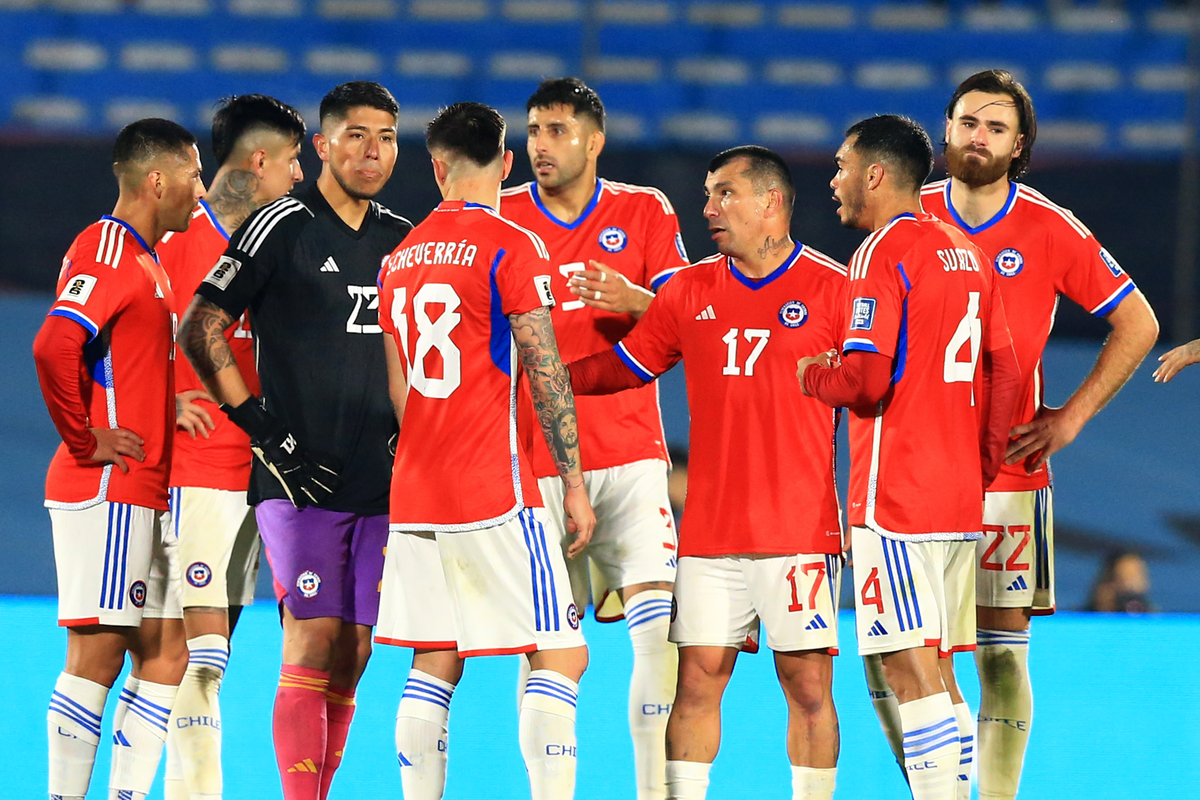 Futbolistas de la Selección Chilena se reúnen en el mediocampo del Estadio Centenario tras caer por 3-1 en las Eliminatorias Sudamericanas rumbo al Mundial del 2026.
