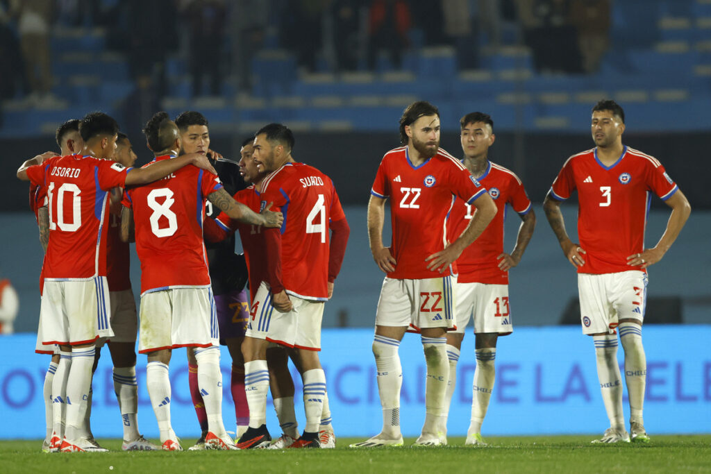 Futbolistas de la Selección Chilena se reúnen en el mediocampo tras perder 3-1 ante Uruguay en el Estadio Centenario de Montevideo.