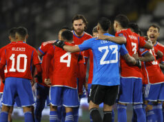 Futbolistas de la Selección Chilena se abrazan antes de enfrentar a Colombia por las Eliminatorias Sudamericanas durante la temporada 2023 en el Estadio Monumental.