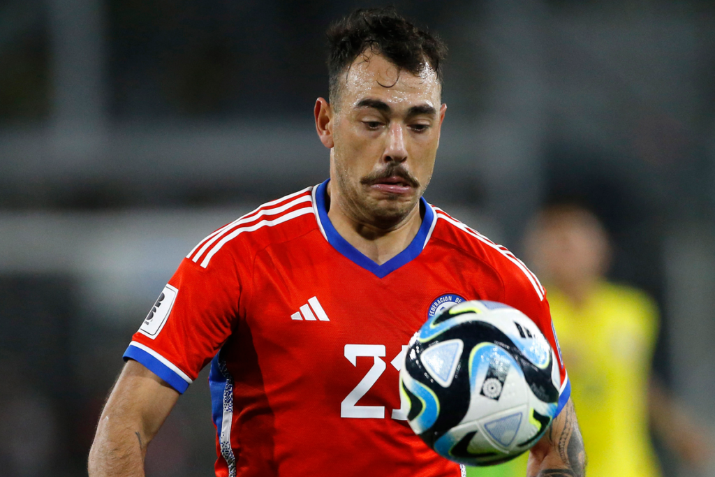 Matías Catalán con la mirada fija en el balón mientras defiende la camiseta de la Selección Chilena en el empate 0-0 ante Colombia por las Eliminatorias Sudamericanas durante el 2023.