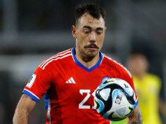 Matías Catalán con la mirada fija en el balón mientras defiende la camiseta de la Selección Chilena en el empate 0-0 ante Colombia por las Eliminatorias Sudamericanas durante el 2023.