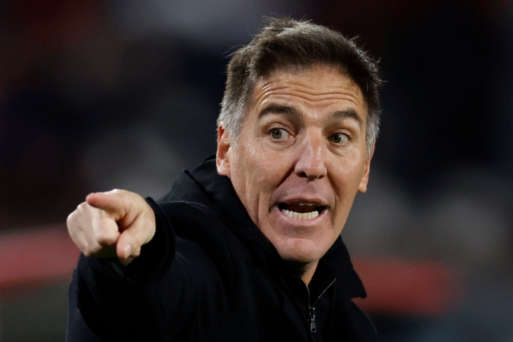 Eduardo Berizzo señalando con el dedo mientras dirige un partido en la banca de la Selección Chilena.