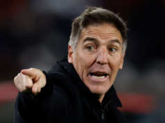 Eduardo Berizzo señalando con el dedo mientras dirige un partido en la banca de la Selección Chilena.