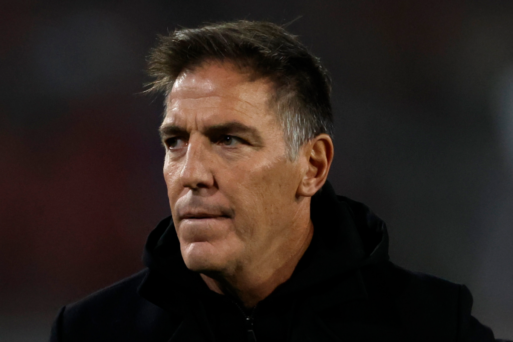 Eduardo Berizzo con cara pensativa durante la temporada 2023.