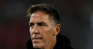 Eduardo Berizzo con cara pensativa durante la temporada 2023.