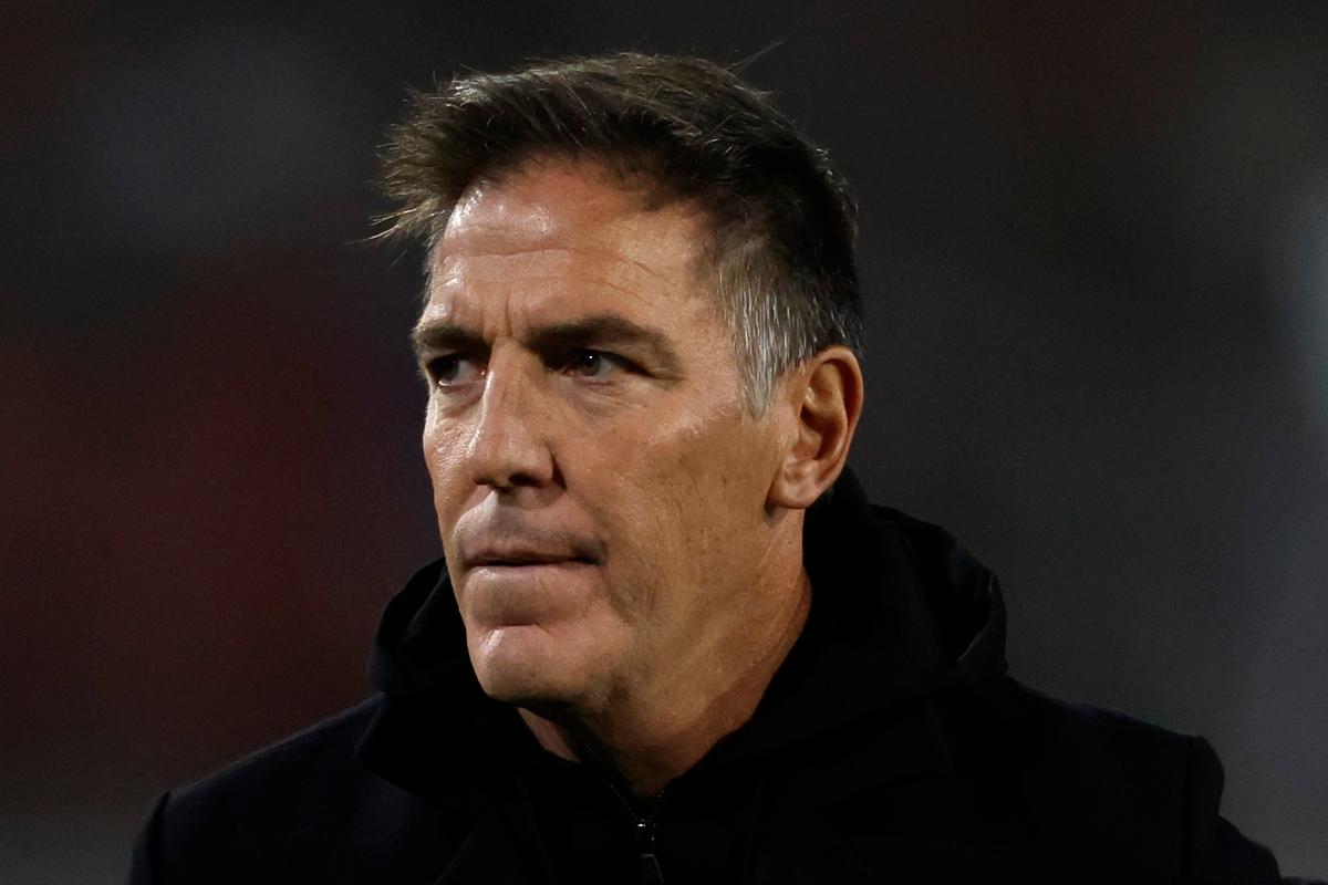 Eduardo Berizzo con cara pensativa durante la temporada 2023.