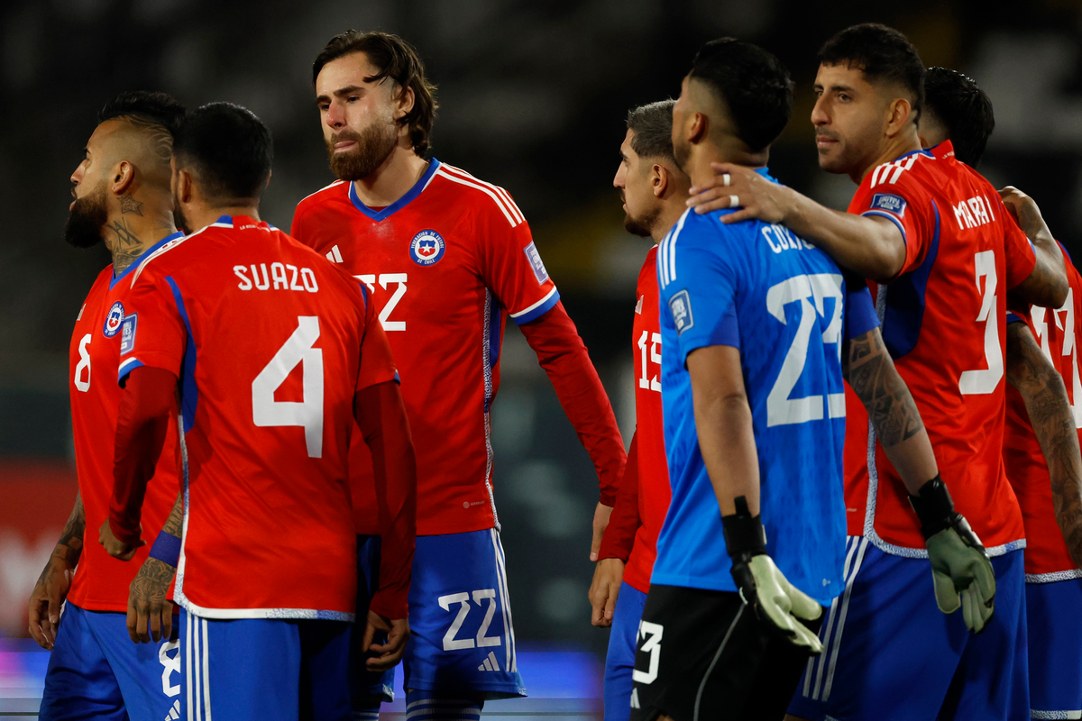 Los futbolistas de la Selección Chilena se retiran cabizbajos del césped del Estadio Monumental tras el empate 0-0 ante Colombia por la segunda fecha de las Eliminatorias Rumbo al Mundial del 2026.