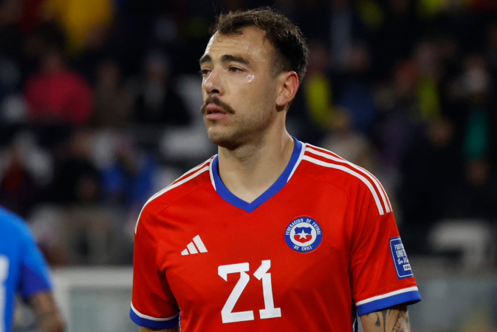 Matías Catalán con la mirada fija mientras defiende la camiseta de la Selección Chilena durante la temporada 2023.