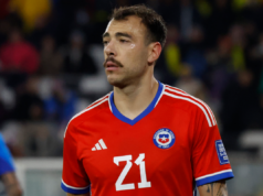 Matías Catalán con la mirada fija mientras defiende la camiseta de la Selección Chilena durante la temporada 2023.