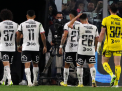 Futbolistas de Colo-Colo se retiran de la cancha principal del Estadio Monumental tras empatar 1-1 ante Deportes Copiapó durante el segundo semestre del 2023.