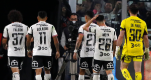 Futbolistas de Colo-Colo se retiran de la cancha principal del Estadio Monumental tras empatar 1-1 ante Deportes Copiapó durante el segundo semestre del 2023.