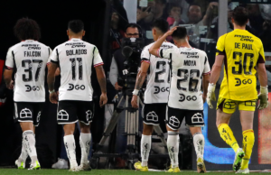 Futbolistas de Colo-Colo se retiran de la cancha principal del Estadio Monumental tras empatar 1-1 ante Deportes Copiapó durante el segundo semestre del 2023.