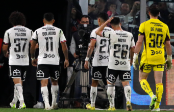 Futbolistas de Colo-Colo se retiran de la cancha principal del Estadio Monumental tras empatar 1-1 ante Deportes Copiapó durante el segundo semestre del 2023.