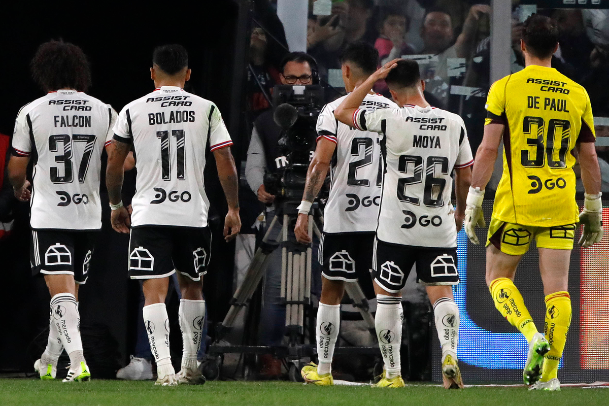 Futbolistas de Colo-Colo se retiran de la cancha principal del Estadio Monumental tras empatar 1-1 ante Deportes Copiapó durante el segundo semestre del 2023.