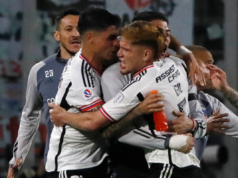 Futbolistas de Colo-Colo se abrazan tras anotarle un gol a Deportes Copiapó en el empate 1-1 por la segunda rueda del Campeonato Nacional 2023.