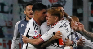 Futbolistas de Colo-Colo se abrazan tras anotarle un gol a Deportes Copiapó en el empate 1-1 por la segunda rueda del Campeonato Nacional 2023.
