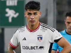 Erick Wiemberg en pleno partido con la camiseta de Colo-Colo durante la temporada 2024.