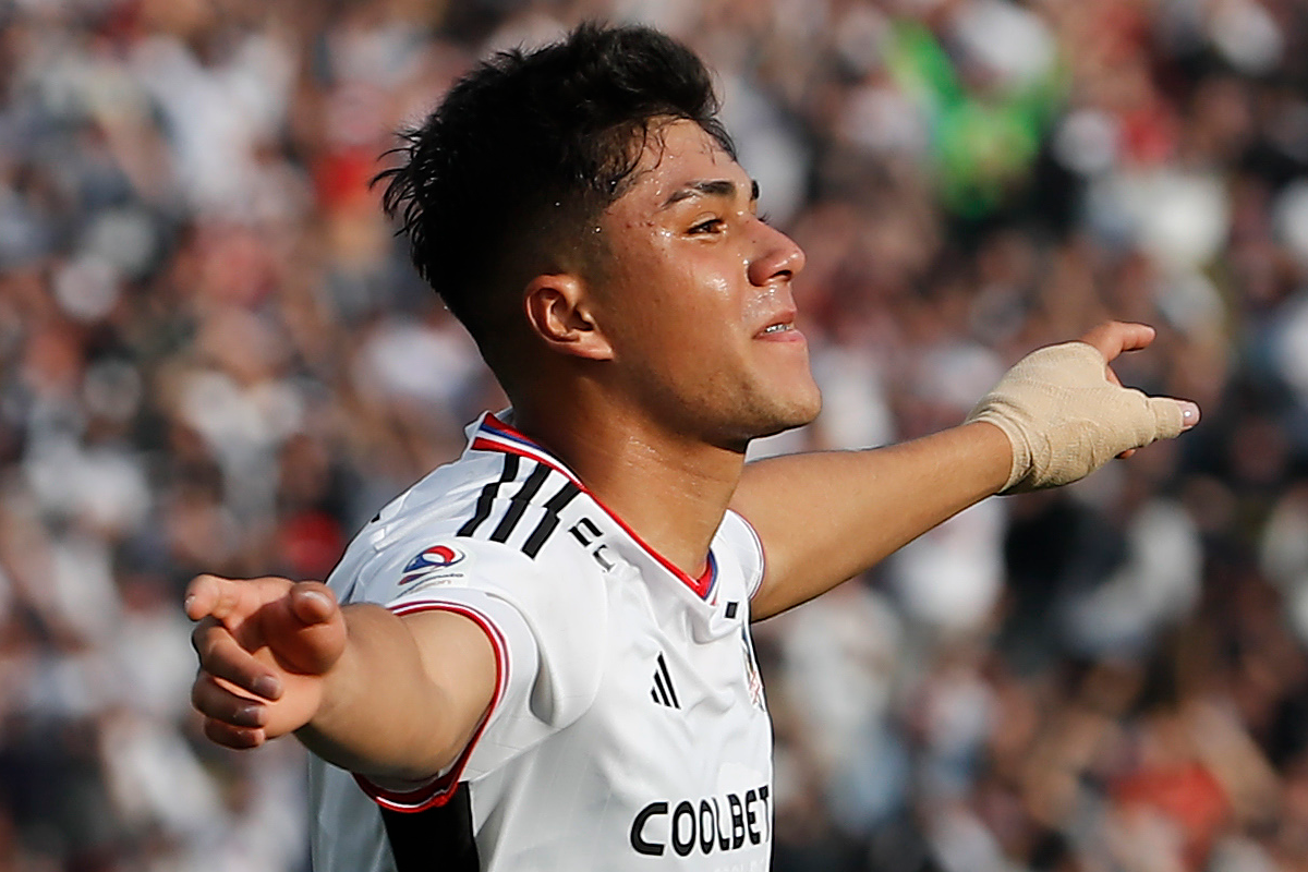 Damián Pizarro celebrando un gol con la camiseta de Colo-Colo durante la temporada 2023.