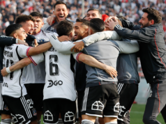 Futbolistas de Colo-Colo se abrazan y celebran un gol durante la temporada 2023.