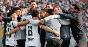 Futbolistas de Colo-Colo se abrazan y celebran un gol durante la temporada 2023.