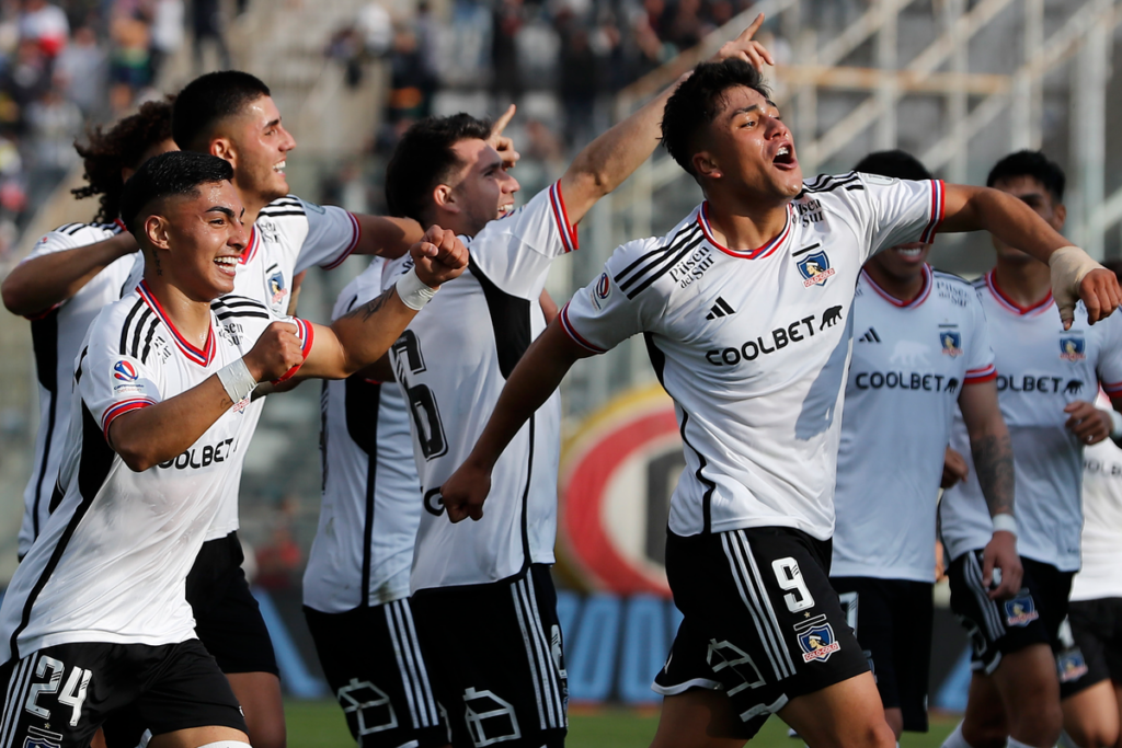 Futbolistas de Colo-Colo celebran un gol de Damián Pizarro en la aplastante victoria por 6-0 sobre Cobresal durante la temporada 2023.