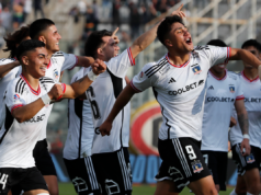 Futbolistas de Colo-Colo celebran un gol de Damián Pizarro en la aplastante victoria por 6-0 sobre Cobresal durante la temporada 2023.