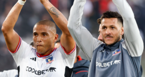 Leandro Benegas y Ramiro González aplauden y se despiden del público del Estadio Monumental tras un nuevo partido de Colo-Colo durante la temporada 2023.