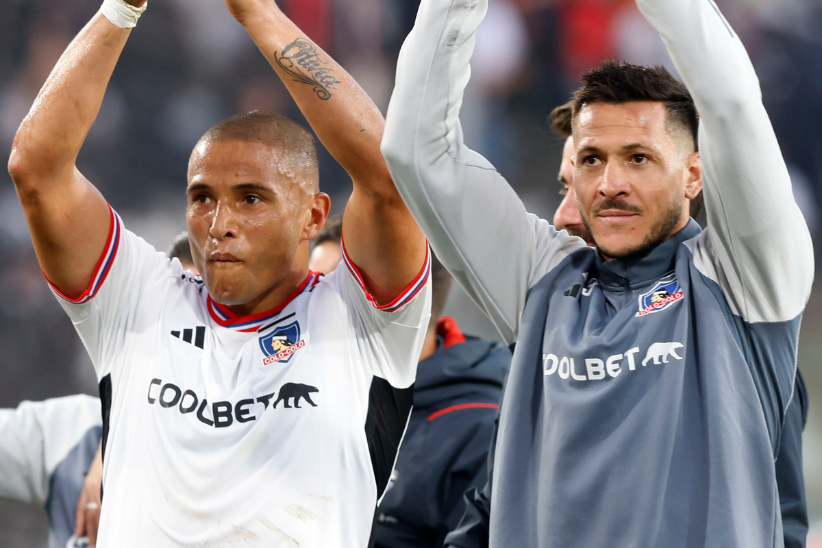 Leandro Benegas y Ramiro González aplauden y se despiden del público del Estadio Monumental tras un nuevo partido de Colo-Colo durante la temporada 2023.