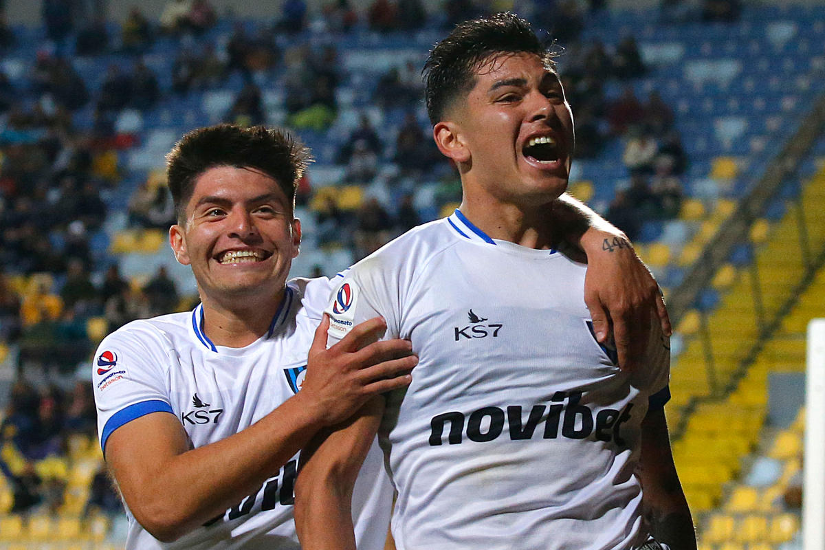 Maximiliano Rodríguez celebrando un gol con la camiseta de Huachipato durante la temporada 2023.