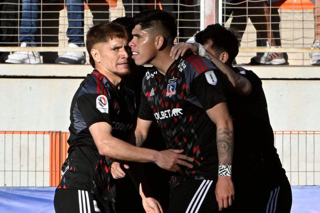 Futbolistas de Colo-Colo abrazan a Carlos Palacios tras anotar el 1-1 parcial ante Cobreloa en el marco del partido de ida de la Copa Chile 2023.