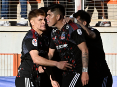 Futbolistas de Colo-Colo abrazan a Carlos Palacios tras anotar el 1-1 parcial ante Cobreloa en el marco del partido de ida de la Copa Chile 2023.